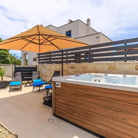 Sabena With Private Whirlpool Apartment *
